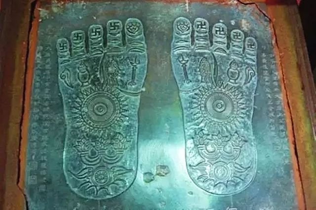 释迦牟尼佛留在佛陀成道圣地菩提迦耶石板上的脚印 | 见者消灾免罪