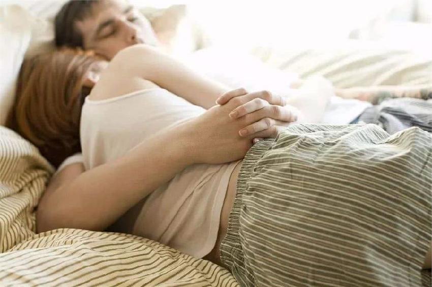 夫妻之间睡觉时,左右位置有讲究,别再睡错让两个人都过不好了